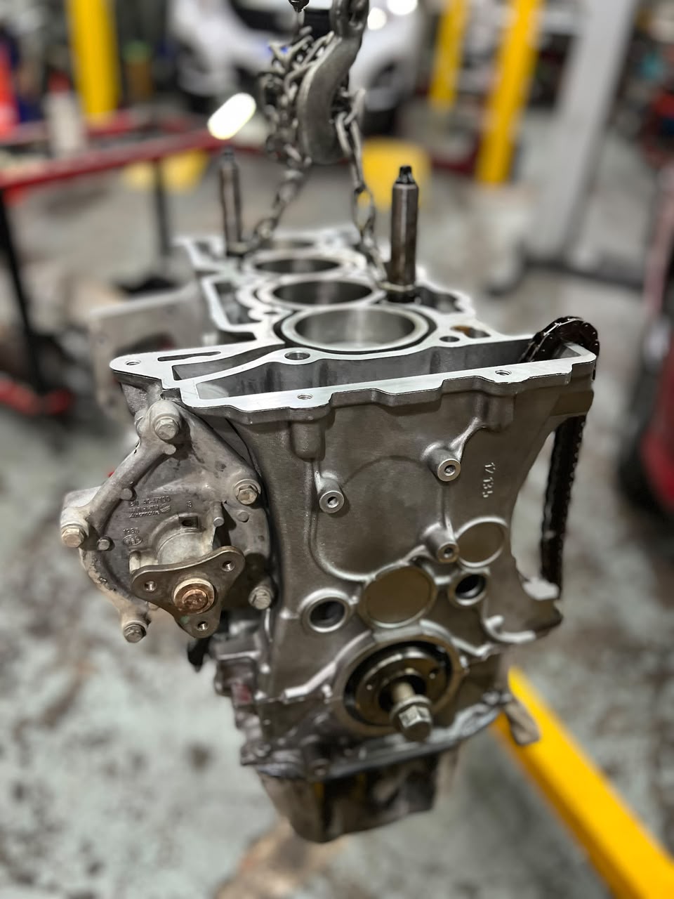 Motor en proceso de reparación en Pellizzari Sport